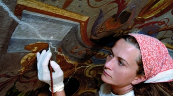 The restoration of antiques, a difficult procedure that requires high capacity.